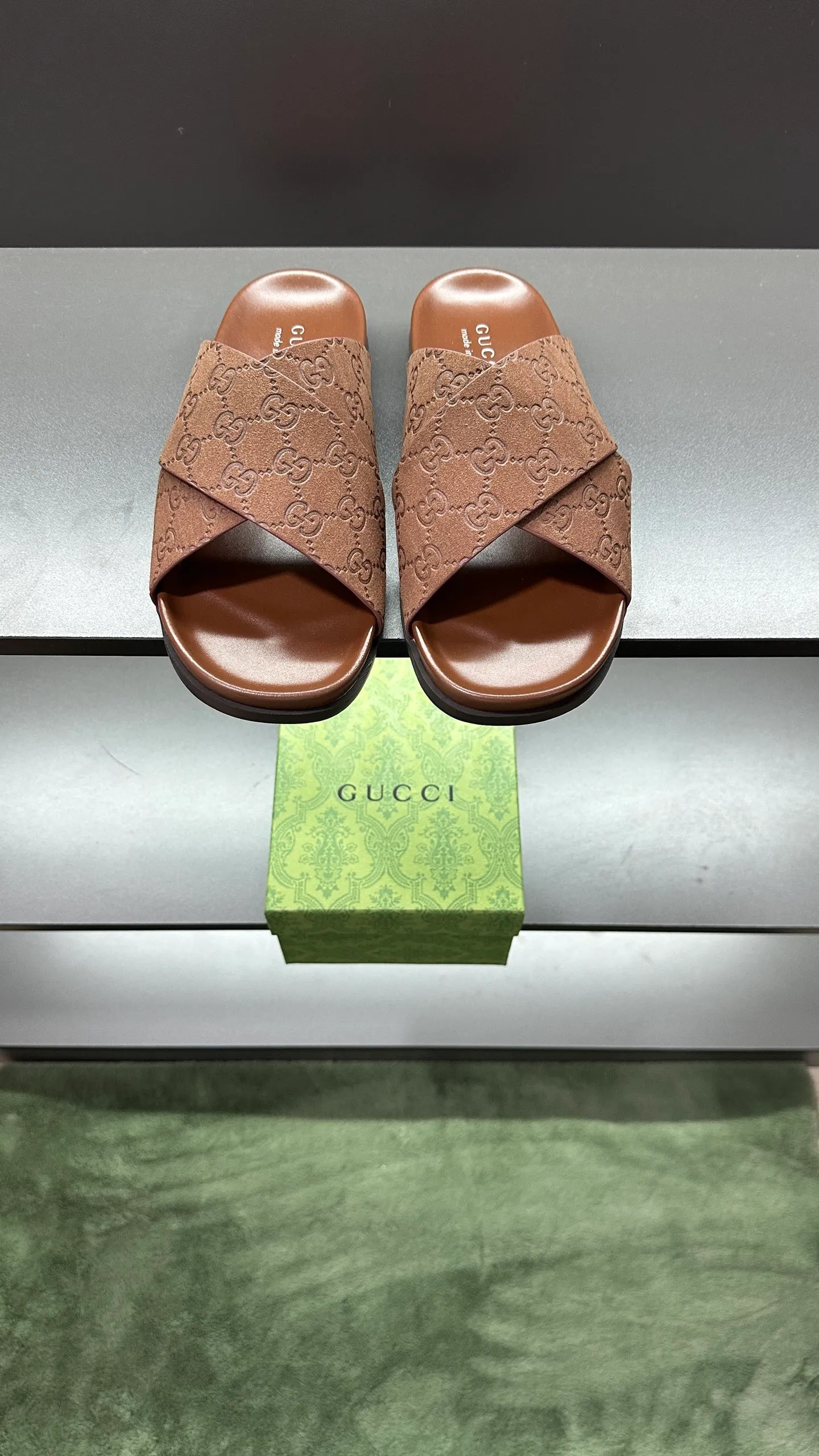 [G Home New Style] P: 300💰Men's size 39~45, (46. Customized) This slipper is made of GG polyester fiber and is decorated with a Gucci label on the front, which adds a striking logo feel to the style. "Gucci Made in Italy" stamped label Rubber sole Flat Made in Italy